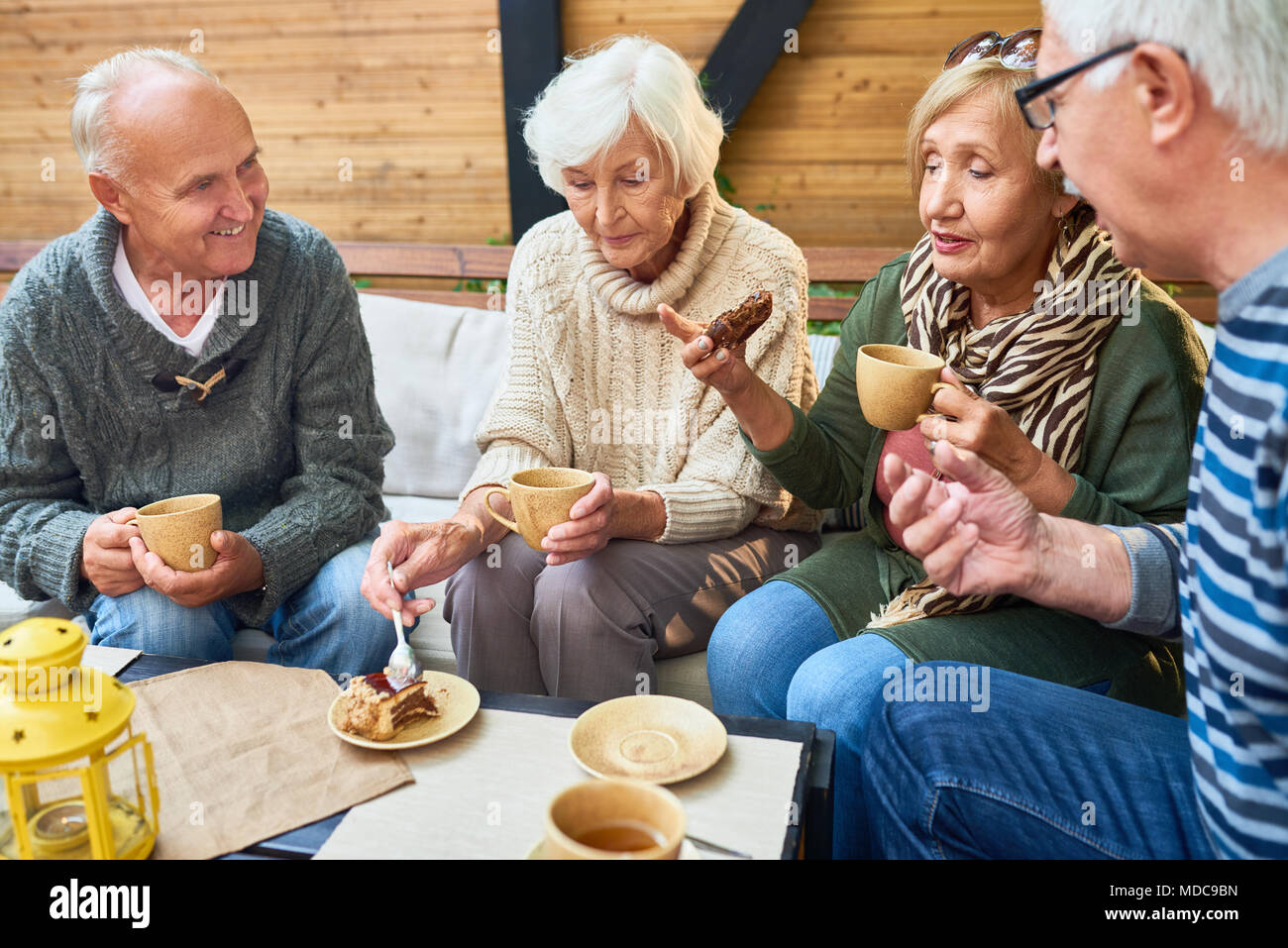 Ältere Freunde genießen Kaffee im Cafe Stockfoto