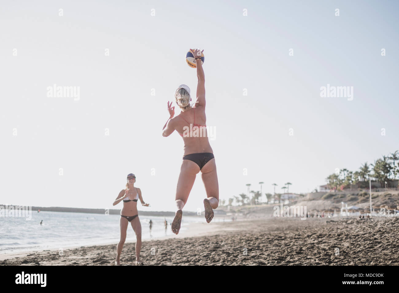 Weibliche Beach-Volleyball-Spieler Stockfoto