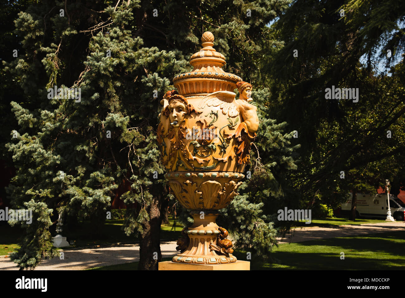 Dolmabahçe-Palast lawn Ornament, Istanbul, Türkei. Eine der vielen Arten von Verzierungen am Schlosspark. Stockfoto