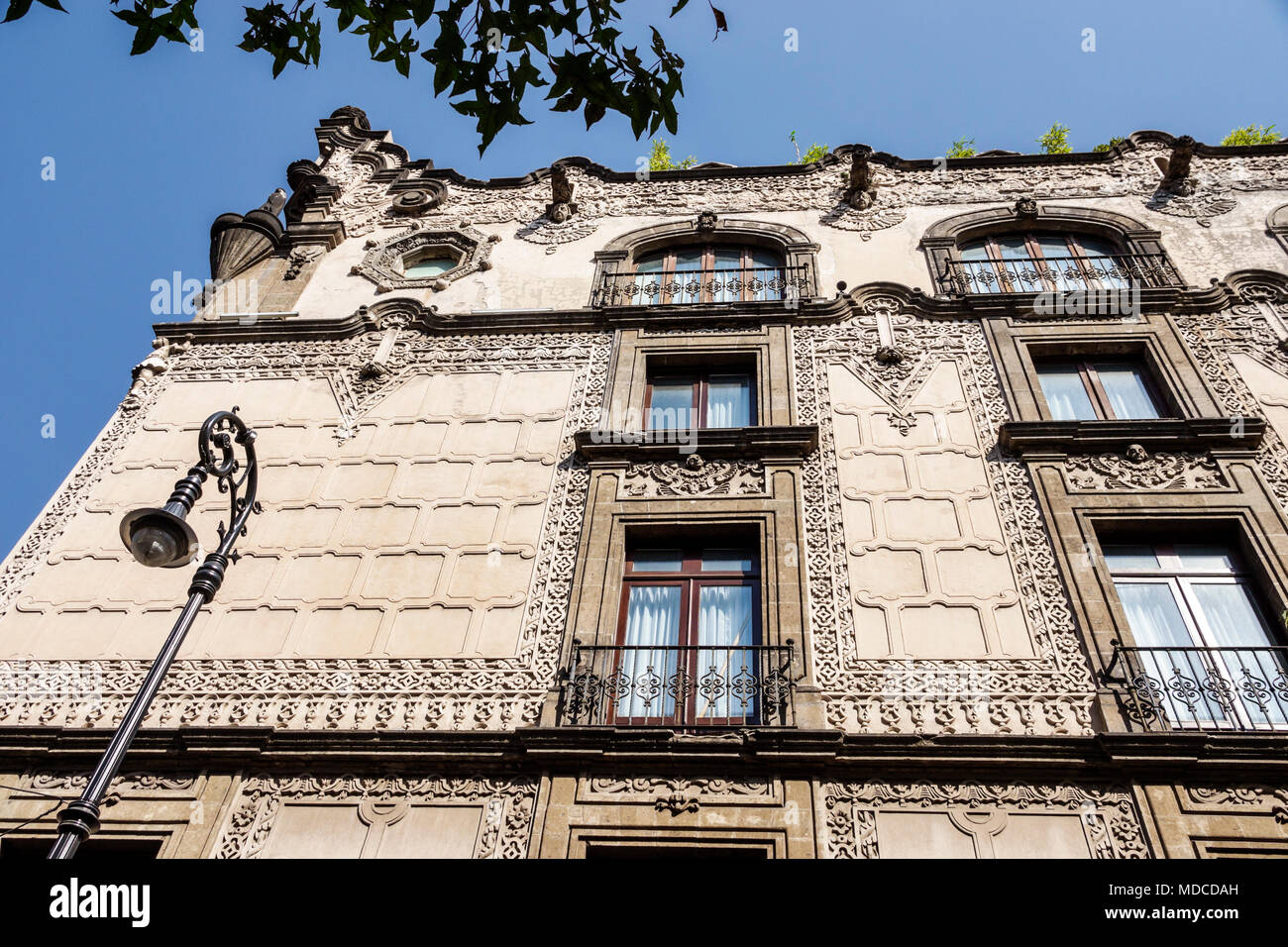 Mexiko-Stadt, Mexiko, Hispanic, historisches Zentrum, 5. Februar, Hampton Inn Centro historico, Hotel, Außenansicht, Gebäude, Zierdetails, Bogengang Stockfoto