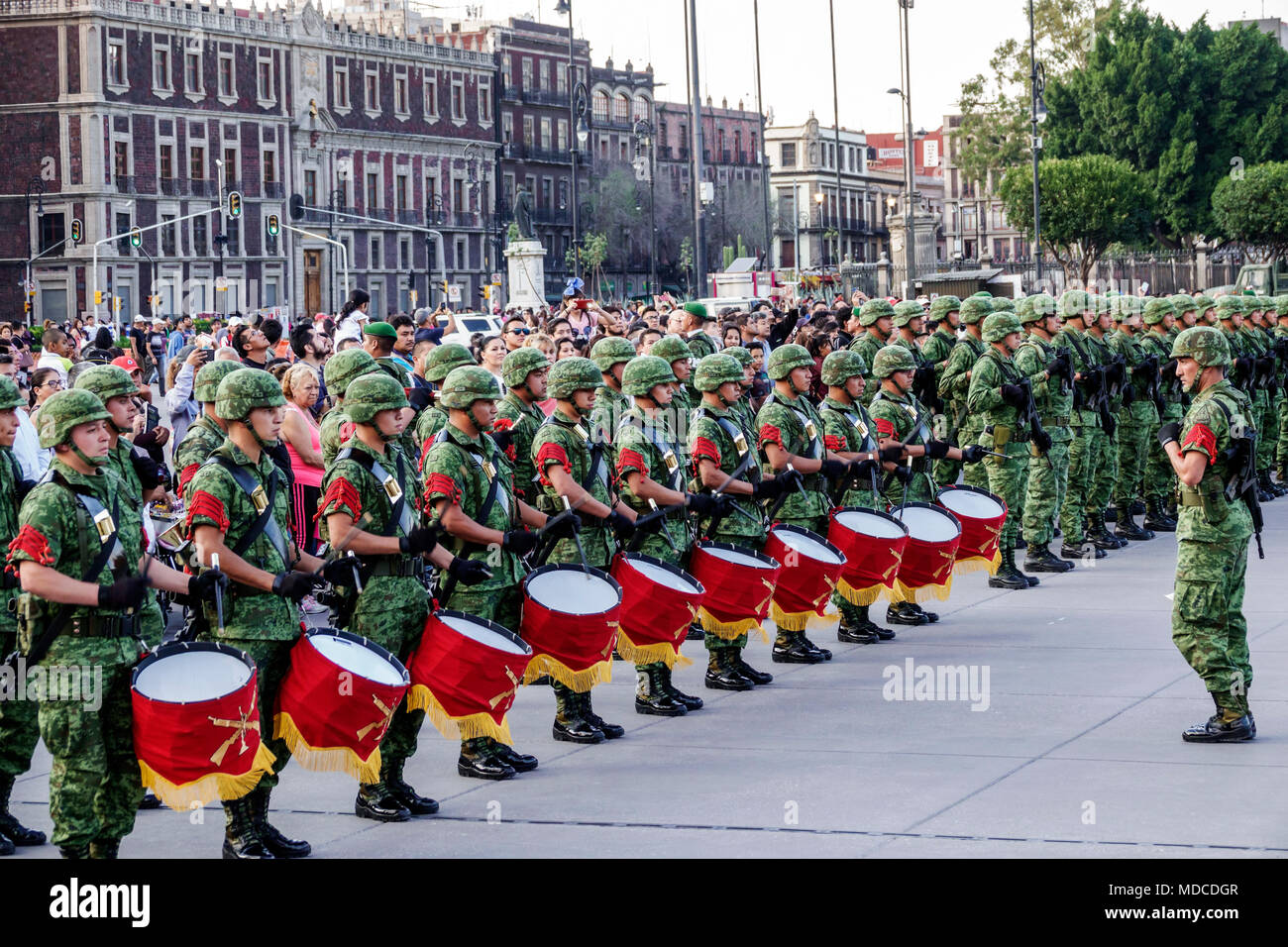 Mexiko-Stadt,Mexikanisch,Hispanic,historisches Zentrum,Plaza de la Constitucion Constitution Zocalo,Fahnenabsenkungszeremonie,Mann Männer männlich,Frau weiblich wome Stockfoto