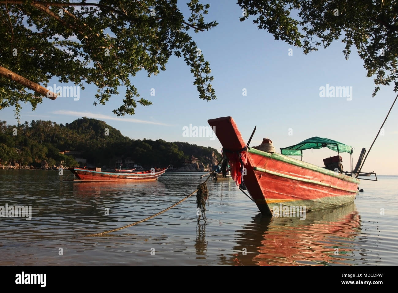 Red Thai long tail Fischerboot an der schönen Küste von Koh Tao, Thailand. Stockfoto
