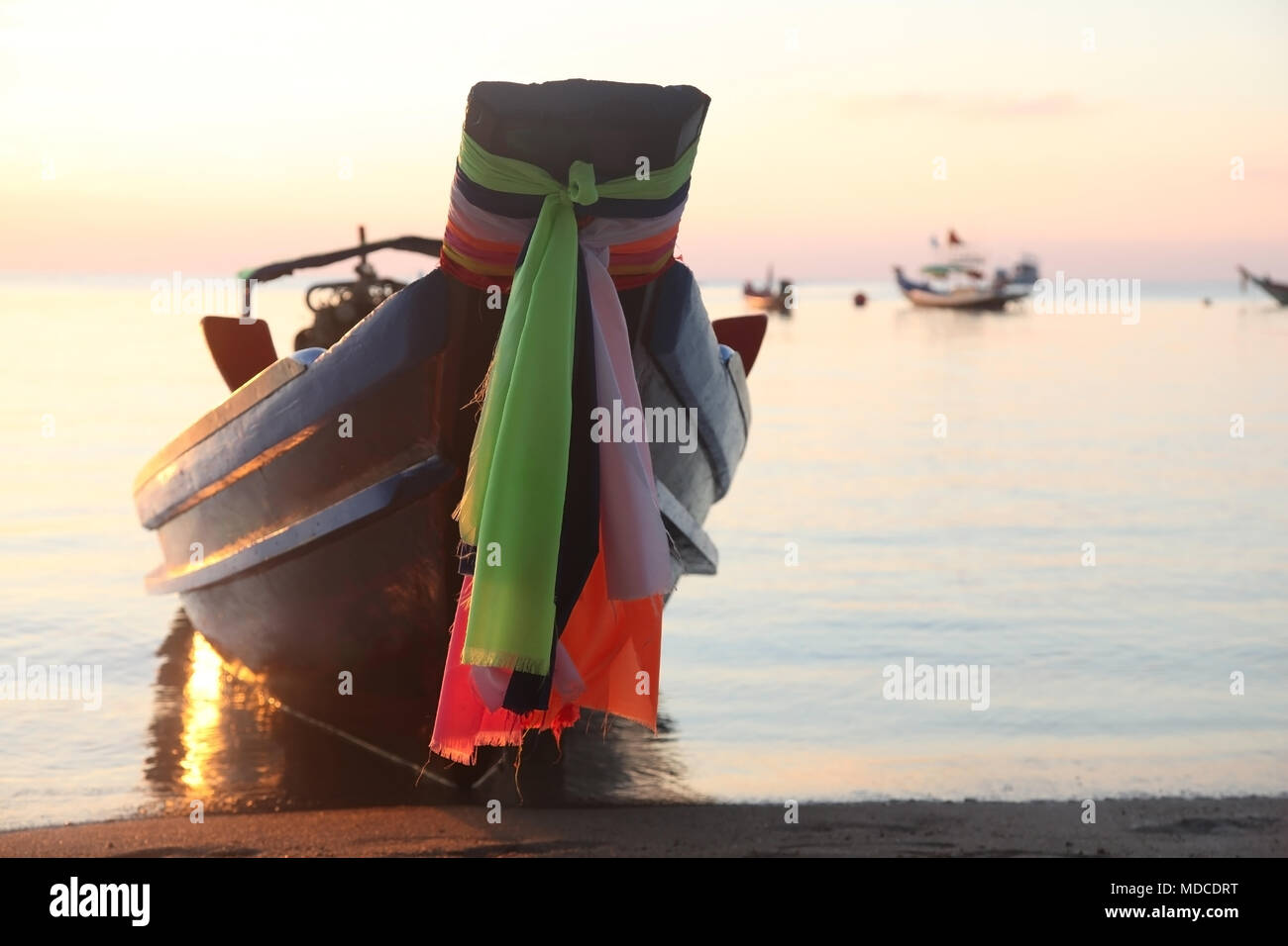 Traditionelle thailändische Fischerboot vertäut am Wasser bei Sonnenuntergang, Sariee Beach, Koh Tao, Thailand. Stockfoto