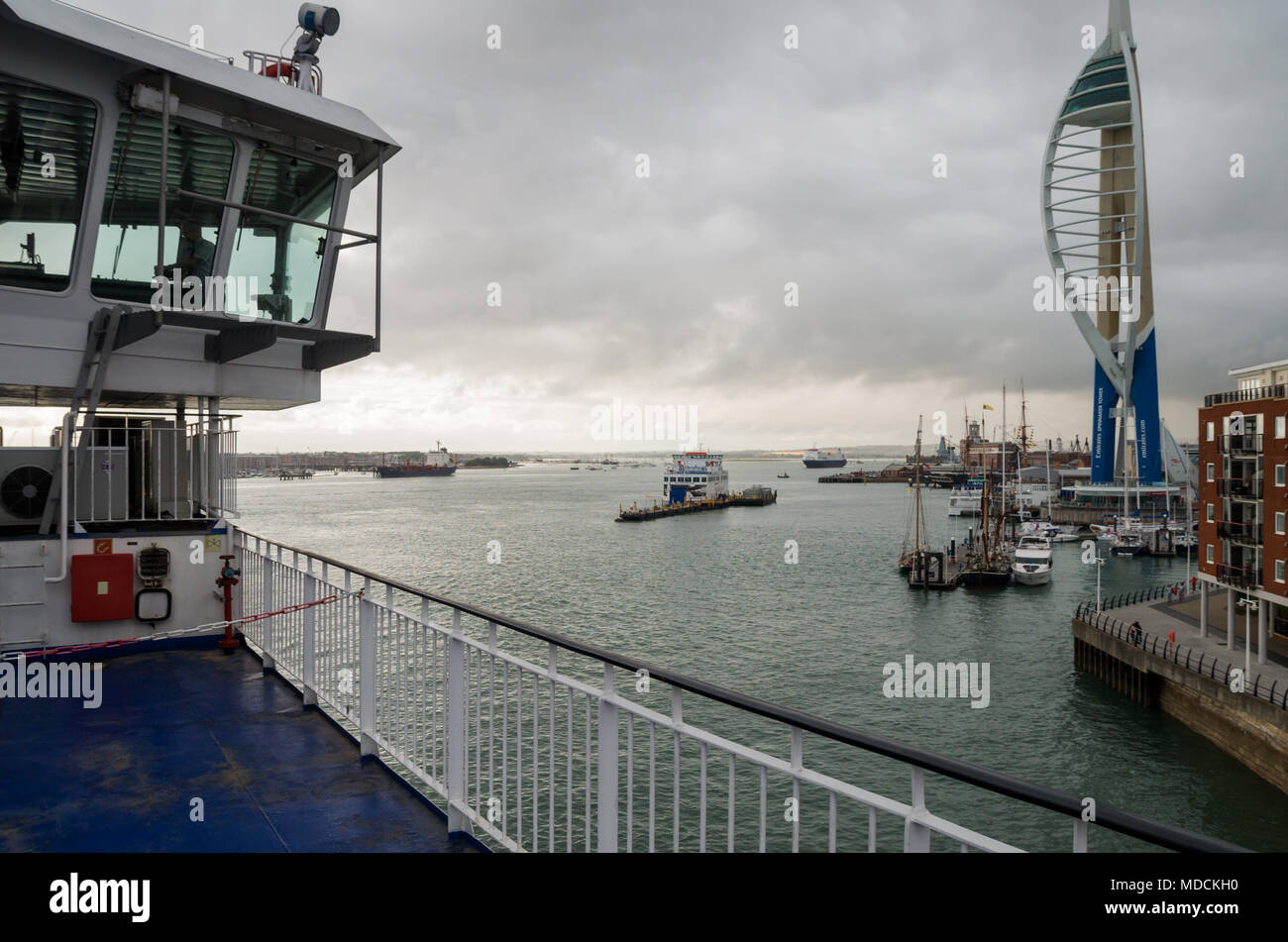 Eine Ansicht von wightlink Fähren, da es Ansätze Portmsouth Terminal mit Boote und Spinnaker Tower über Portsmouth Harbour. Stockfoto