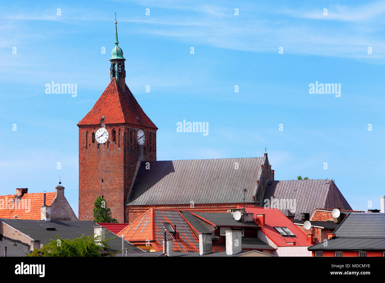Darlowo, Westpommern/Polen - 2009/07/02: Altstadt mit mittelalterlichen Marienkirche am Marktplatz Stockfoto