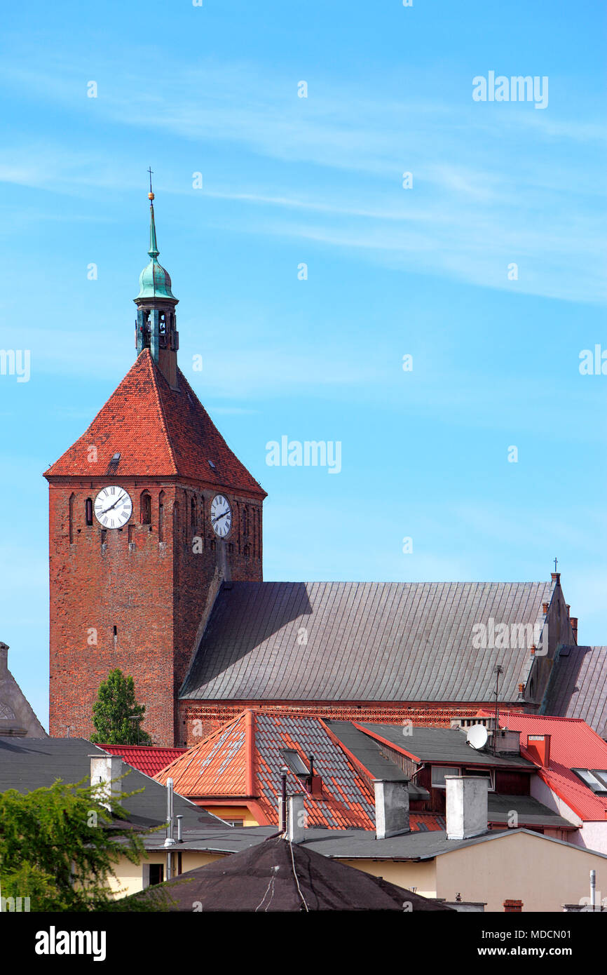 Darlowo, Westpommern/Polen - 2009/07/02: Altstadt mit mittelalterlichen Marienkirche am Marktplatz Stockfoto