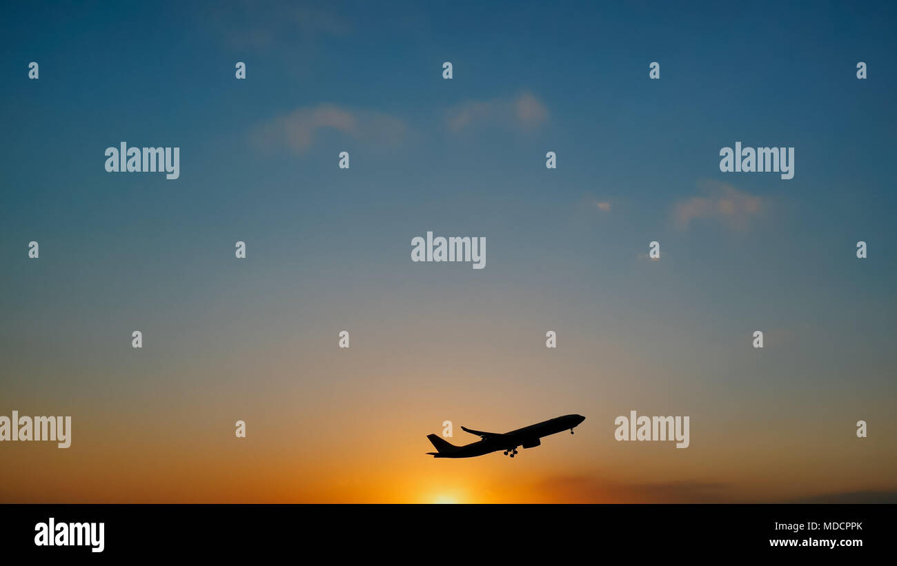 Ebene, die himmel sonnenuntergang sonne Sonnenuntergang im Flughafen Stockfoto