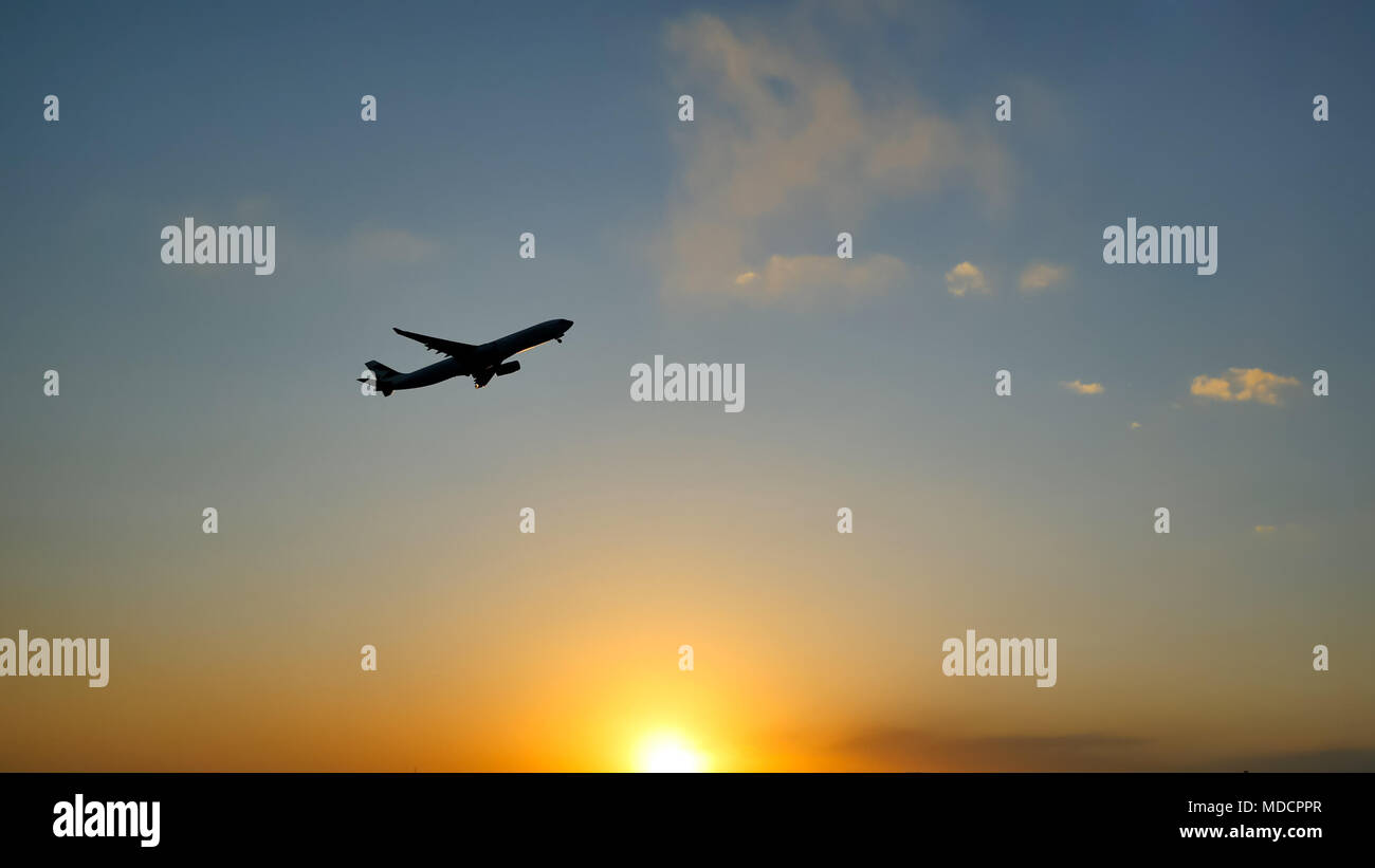 Ebene, die himmel sonnenuntergang sonne Sonnenuntergang im Air China. Peking. Stockfoto