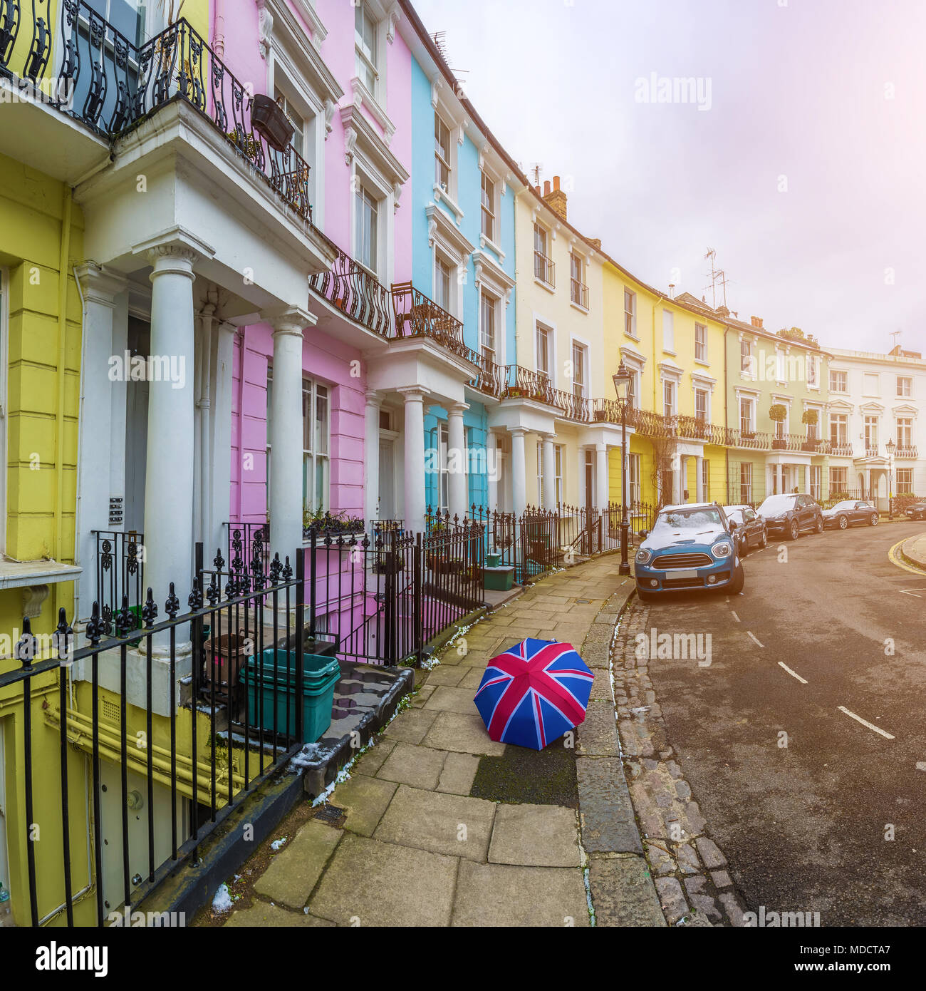 London, England - bunten Viktorianischen Häusern Primrose Hill im britischen Stil Regenschirm und blauer Himmel Stockfoto