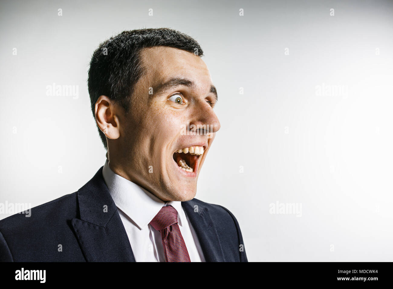 Drei Viertel Portrait von ein Geschäftsmann mit überrascht und lächelndes Gesicht. Zuversichtlich Professional mit durchdringenden Blick in den Vordergrund der Kamera. Stockfoto