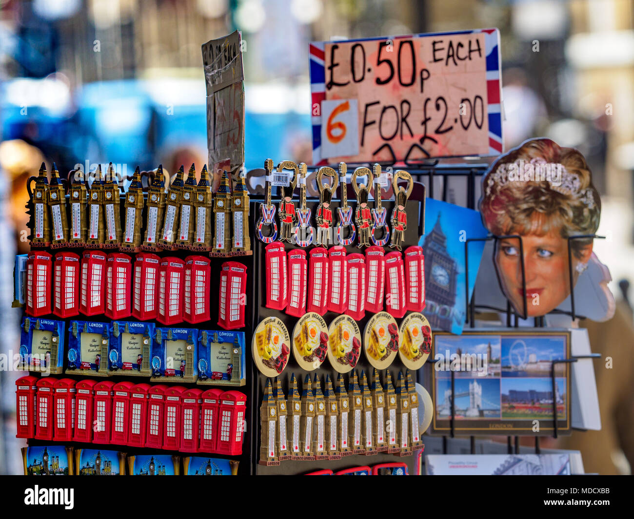 British Tourist Souvenirs London - Trinkets und Postkarten zum Verkauf in einem Laden in der beliebten Brick Lane in London Stockfoto