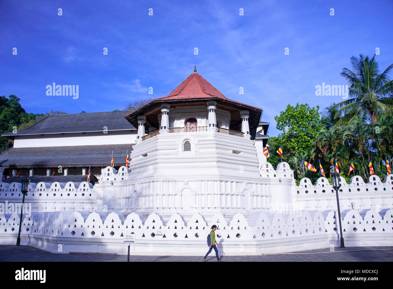 Tempel des Heiligen Zahns, die Häuser die Reliquie des Zahnes von Buddha. Ansicht der achteckige Pavillon, Paththirippuwa oder Pattirippuwa Stockfoto