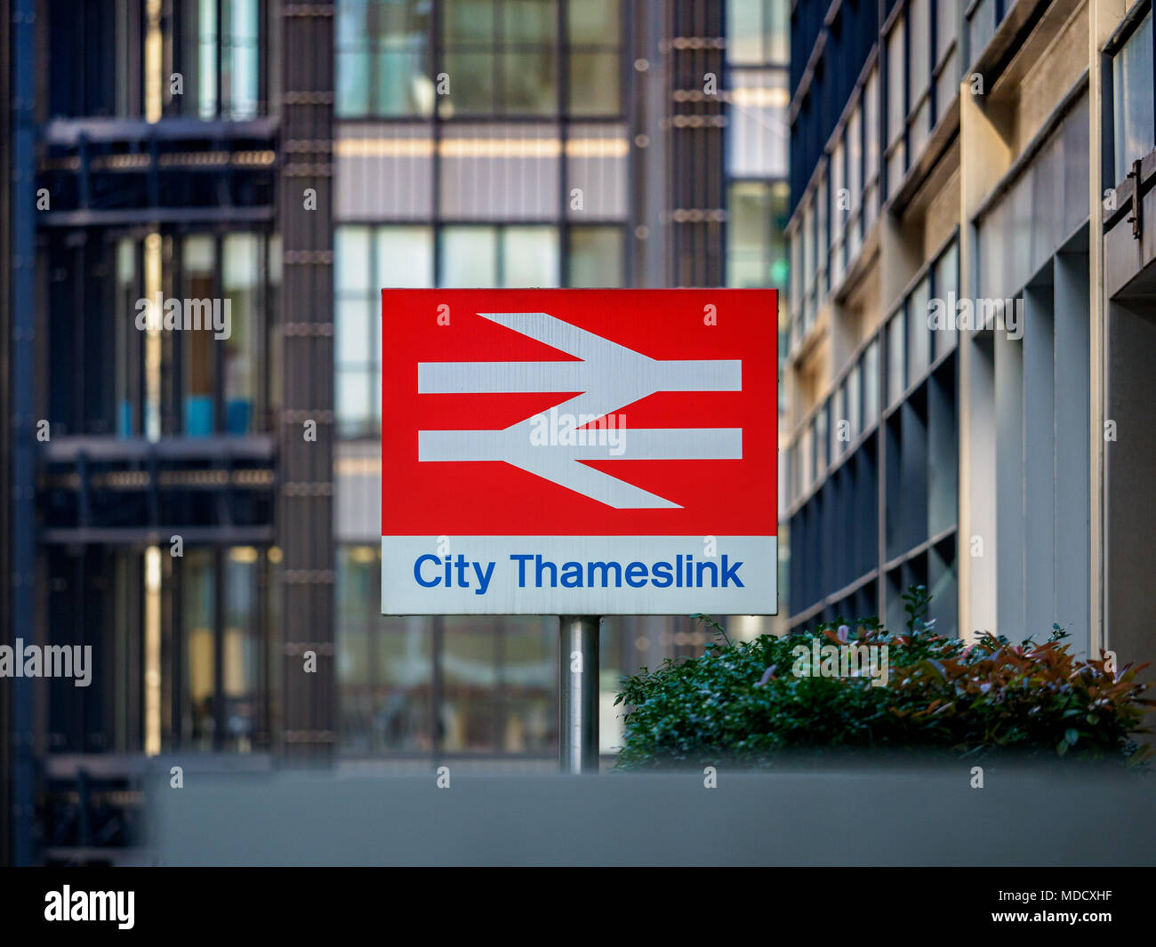 Thameslink unterzeichnen und die City Thameslink Station im Zentrum von London. Die Station wurde ursprünglich Holborn Viadukt, aber im Jahr 1990 saniert. Stockfoto