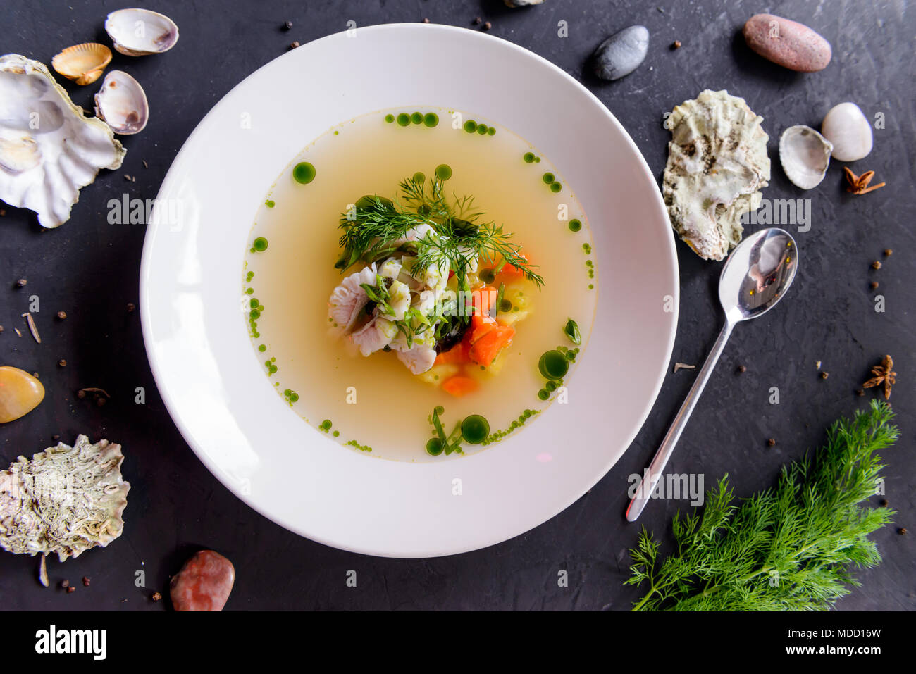 Seafood Suppe in einer weißen Platte auf einen konkreten Hintergrund Stockfoto