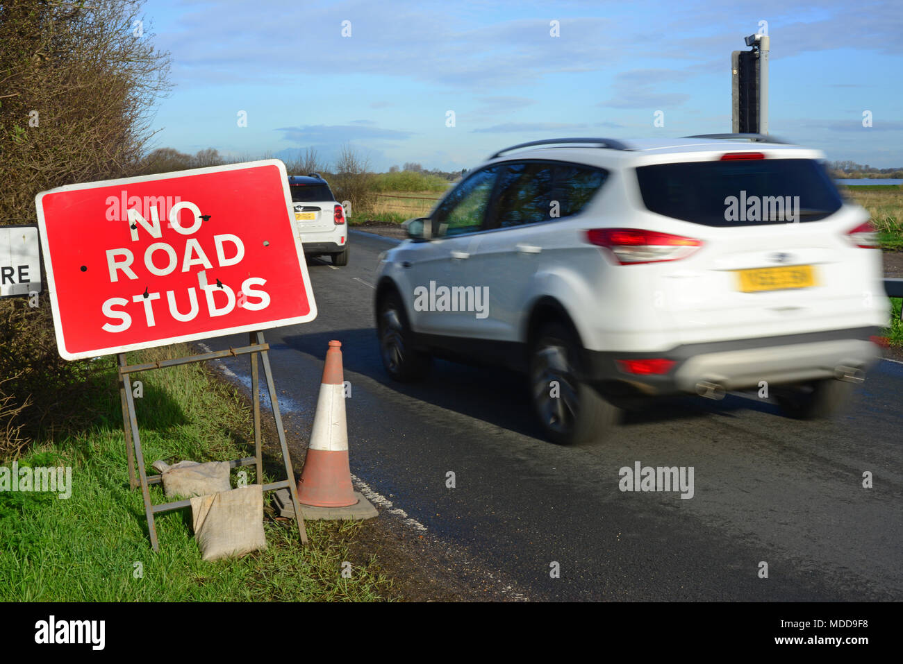 Auto vorbei Warnzeichen der keine Straße Bolzen/Katzen Augen in Road Ahead bubwith Yorkshire United Kingdom Stockfoto