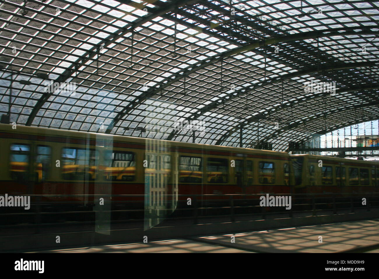 Einfahrender Zug in den Hauptbahnhof Berlin Stockfoto