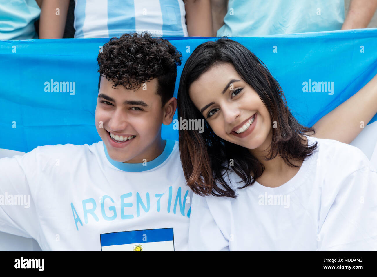 Zwei jubelnde argentinischen Fußball-Fans mit Flagge Argentiniens Nationalmannschaft im Stadion unterstützen. Stockfoto