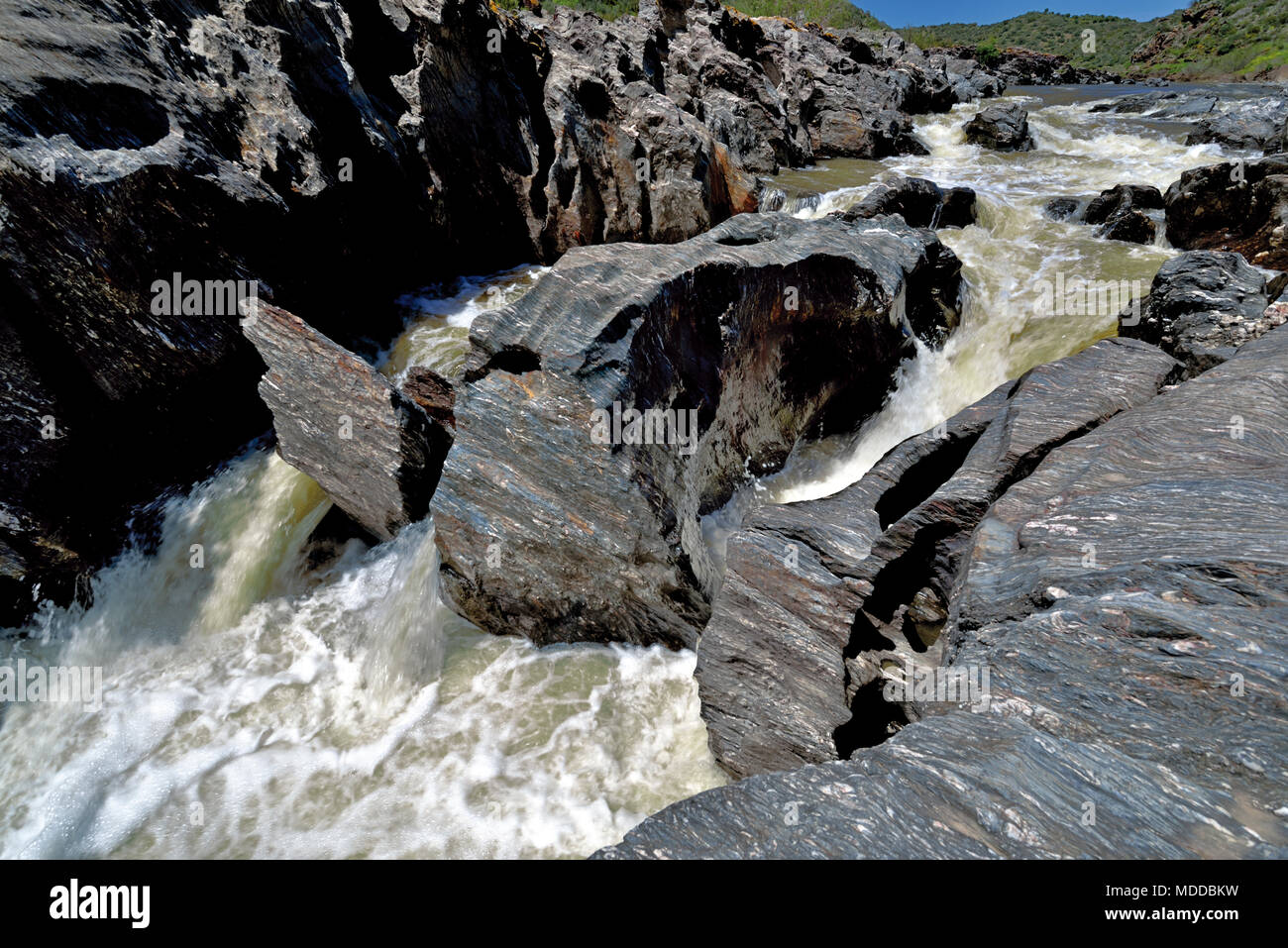 Wild Wasserfall im felsigen Tal Stockfoto