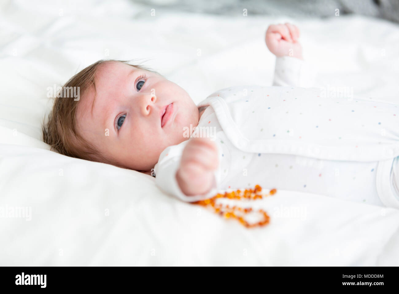 3 Monate alten schönen, niedlichen Baby mit Bernstein Halskette Stockfoto