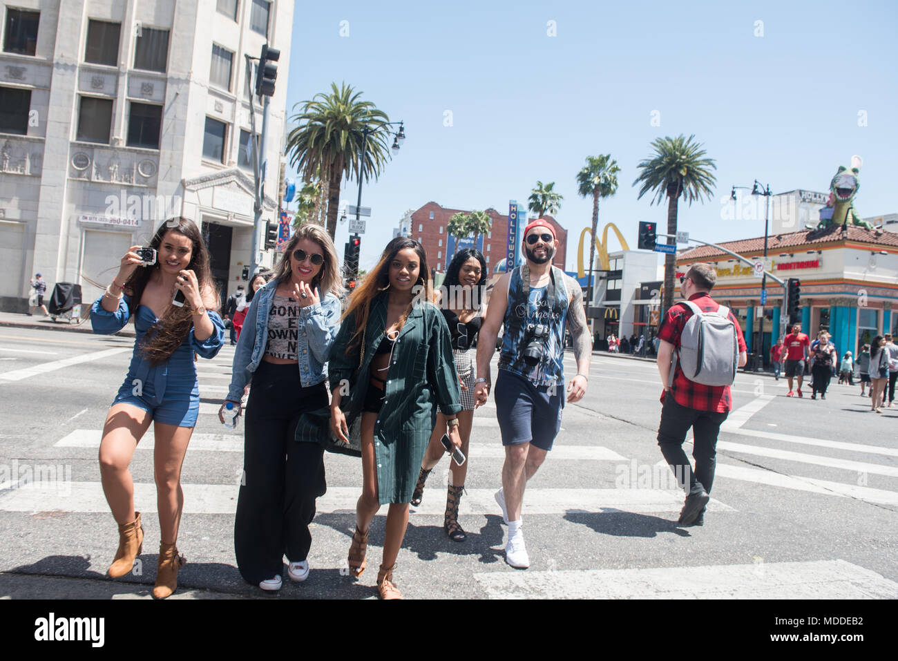 HOLLYWOOD - 16. April 2018: Random unbekannter Menschen und Touristen in den Straßen der Stadt von Hollywood, CA. Stockfoto