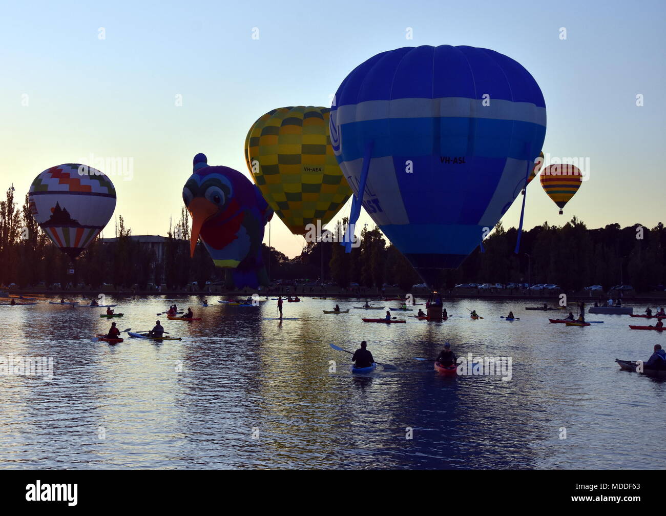 Canberra, Australien - 11. März 2018. Kajakfahrer beobachten große bunte Heißluftballons am Lake Burley Griffin, als Teil des Ballons spektakuläre Fest Stockfoto