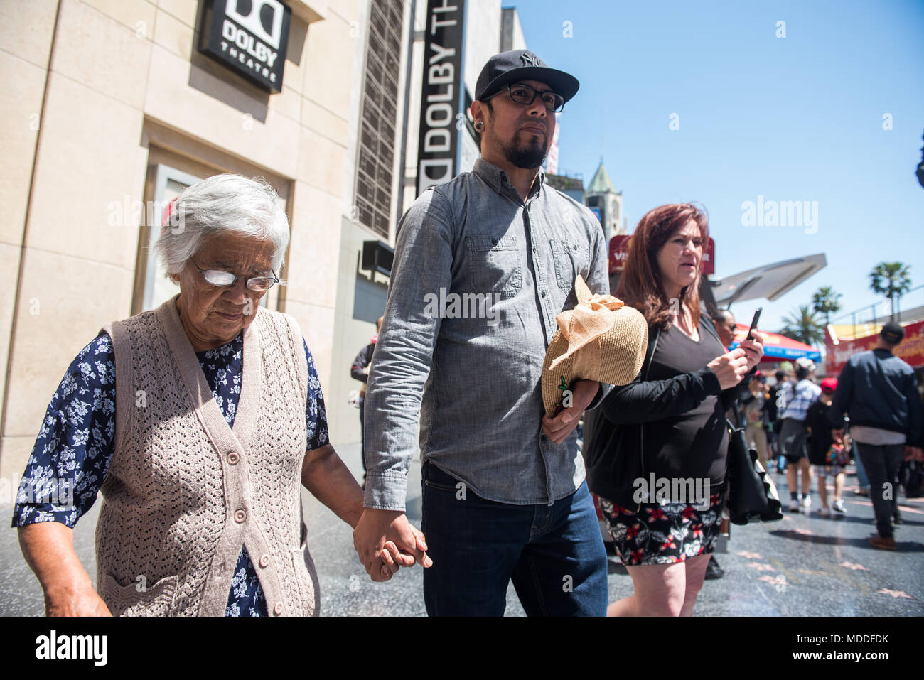 HOLLYWOOD - 16. April 2018: Random unbekannter Menschen und Touristen in den Straßen der Stadt von Hollywood, CA. Stockfoto