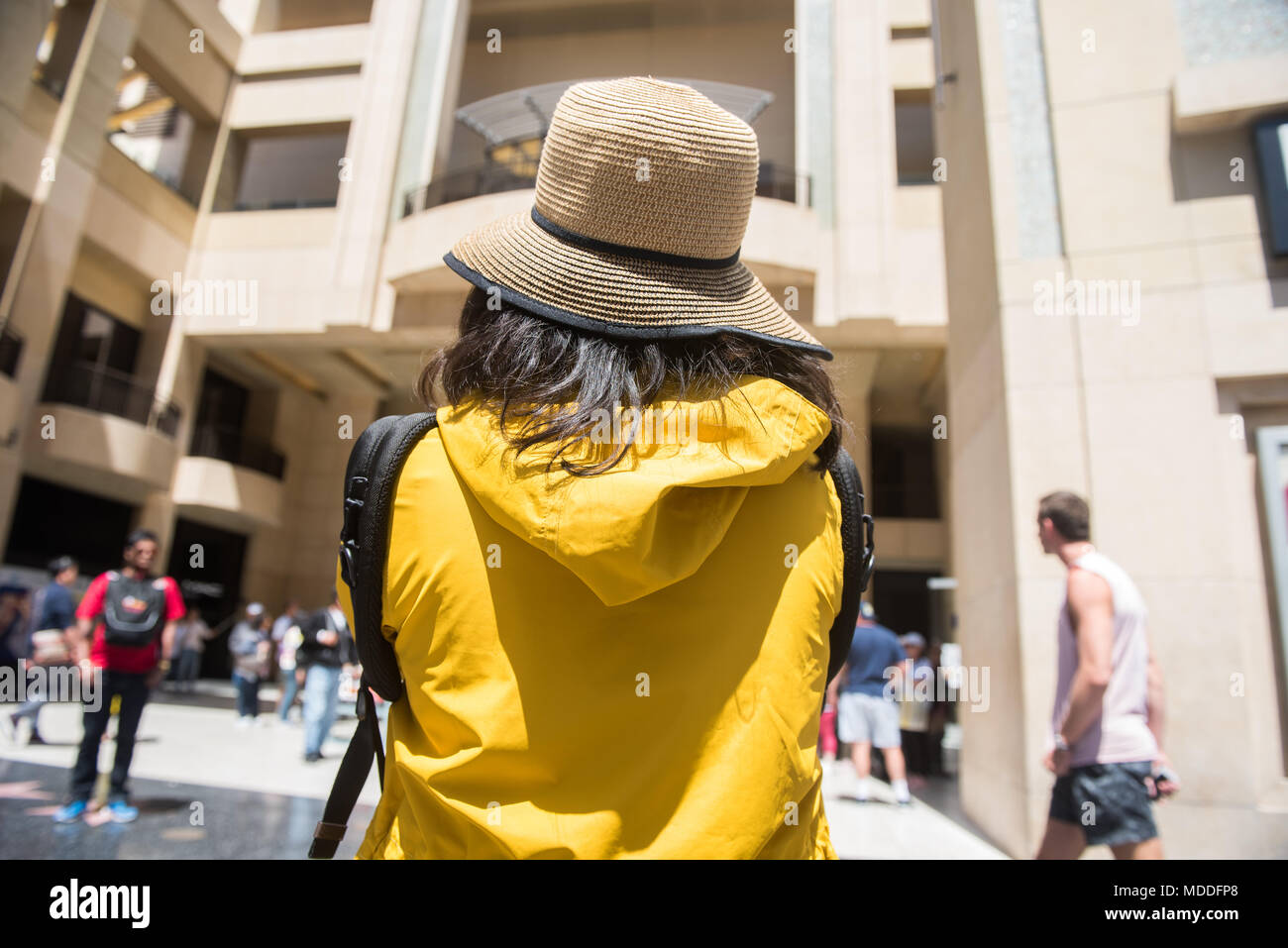 HOLLYWOOD - 16. April 2018: Random unbekannter Menschen und Touristen in den Straßen der Stadt von Hollywood, CA. Stockfoto