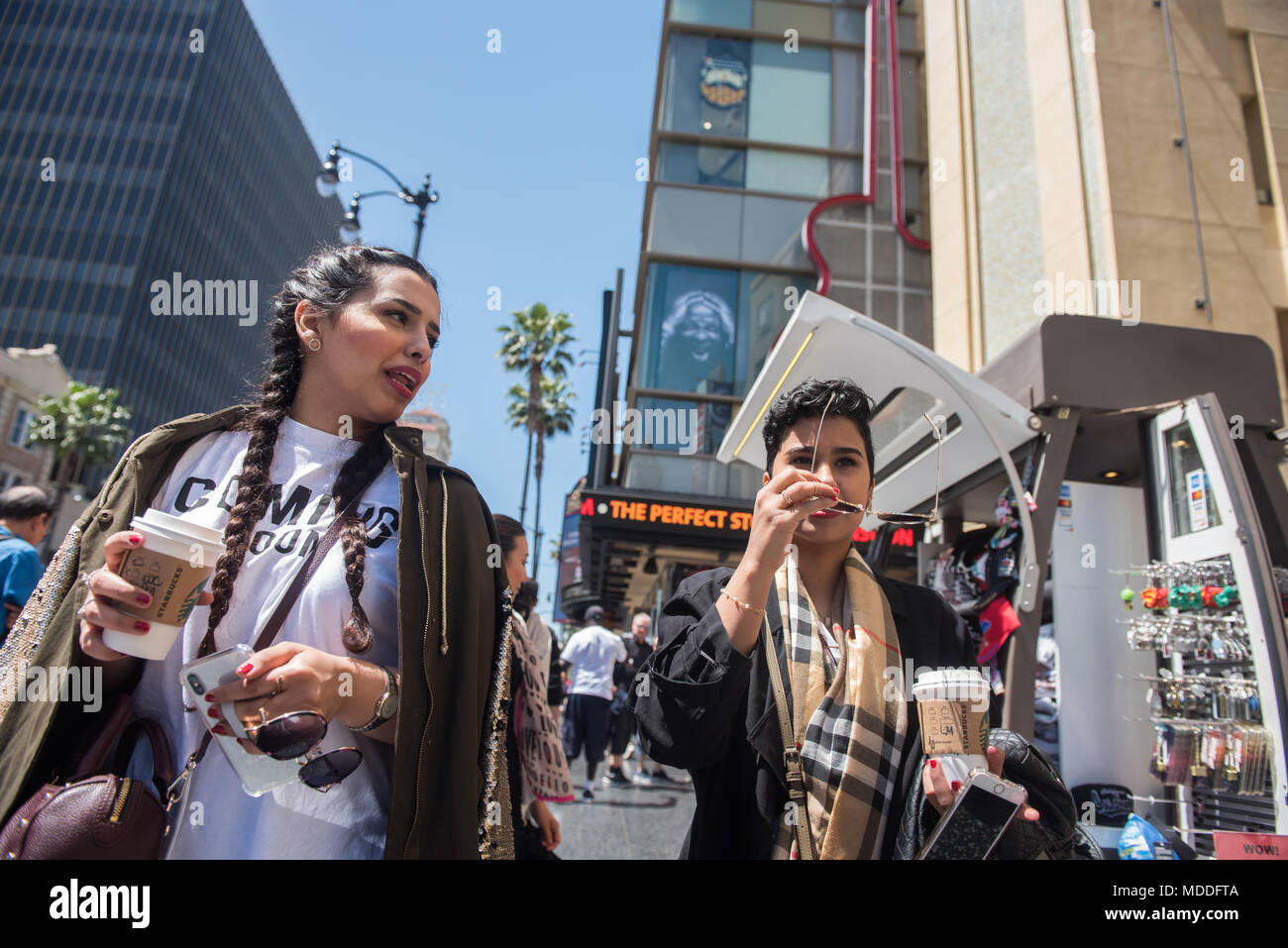 HOLLYWOOD - 16. April 2018: Random unbekannter Menschen und Touristen in den Straßen der Stadt von Hollywood, CA. Stockfoto