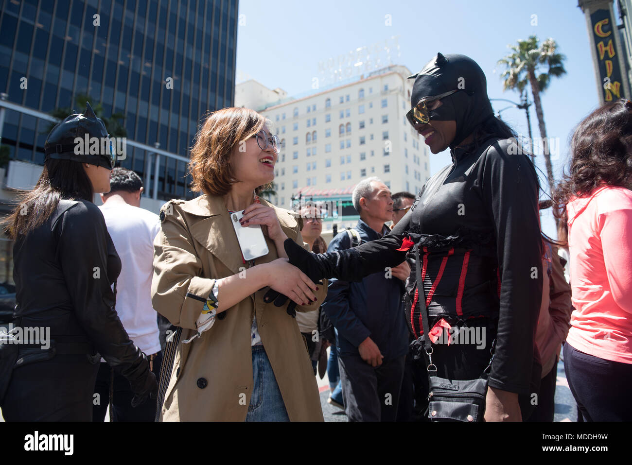 HOLLYWOOD - 16. April 2018: Random unbekannter Menschen und Touristen in den Straßen der Stadt von Hollywood, CA. Stockfoto