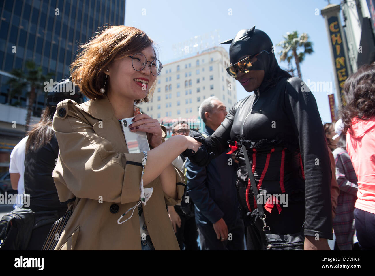 HOLLYWOOD - 16. April 2018: Random unbekannter Menschen und Touristen in den Straßen der Stadt von Hollywood, CA. Stockfoto