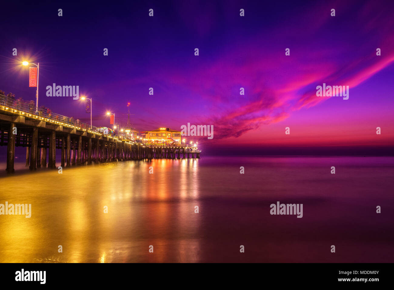 Sonnenuntergang mit vielen Touristen am Santa Monica Pier Los Angeles Stockfoto