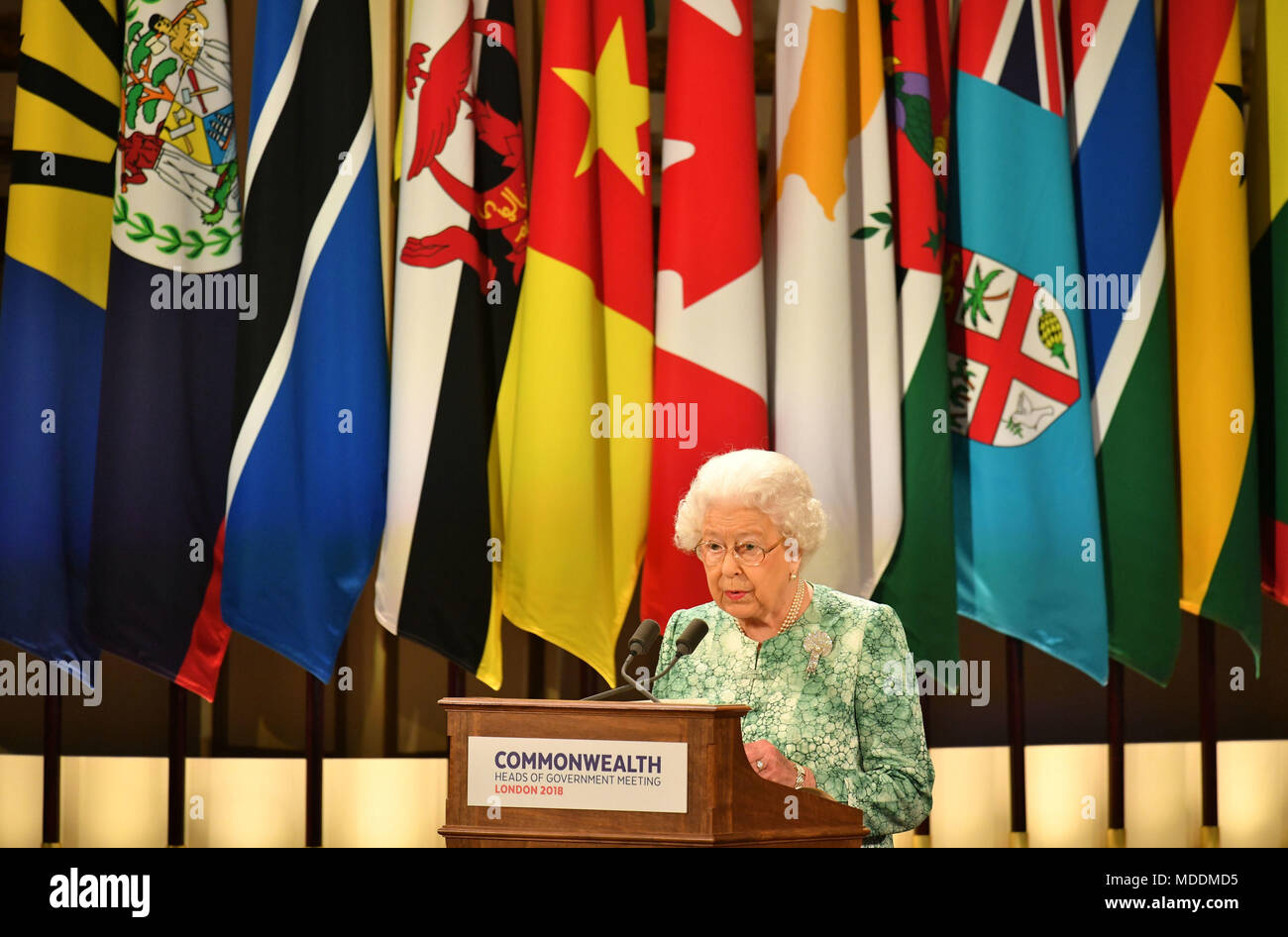 Queen Elizabeth II. spricht bei der Eröffnungsfeier des Commonwealth Regierungschefs Treffen im Ballsaal des Buckingham Palace in London. Stockfoto