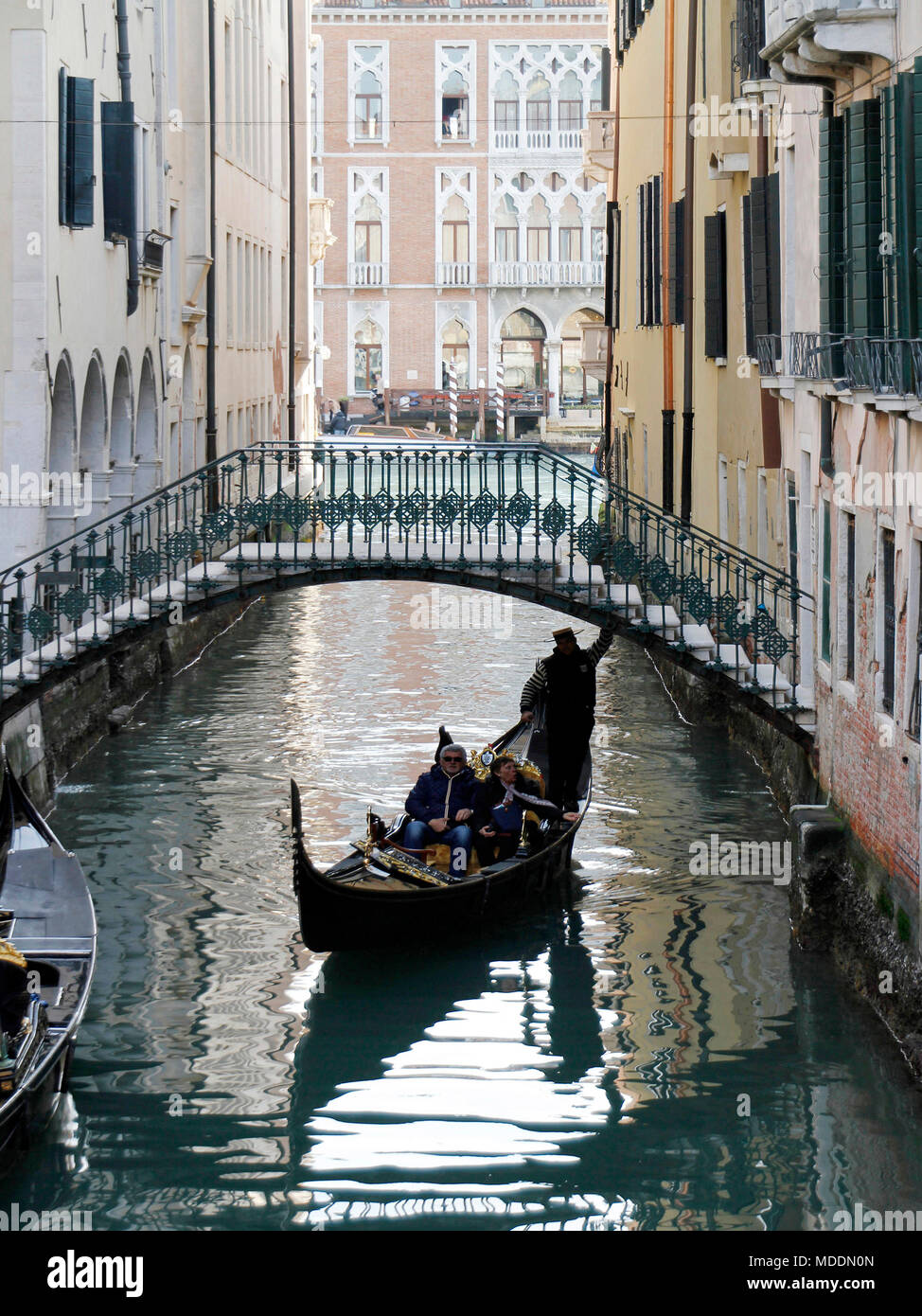 Blick auf die venezianischen Kanal mit Gondel, Italien Stockfoto
