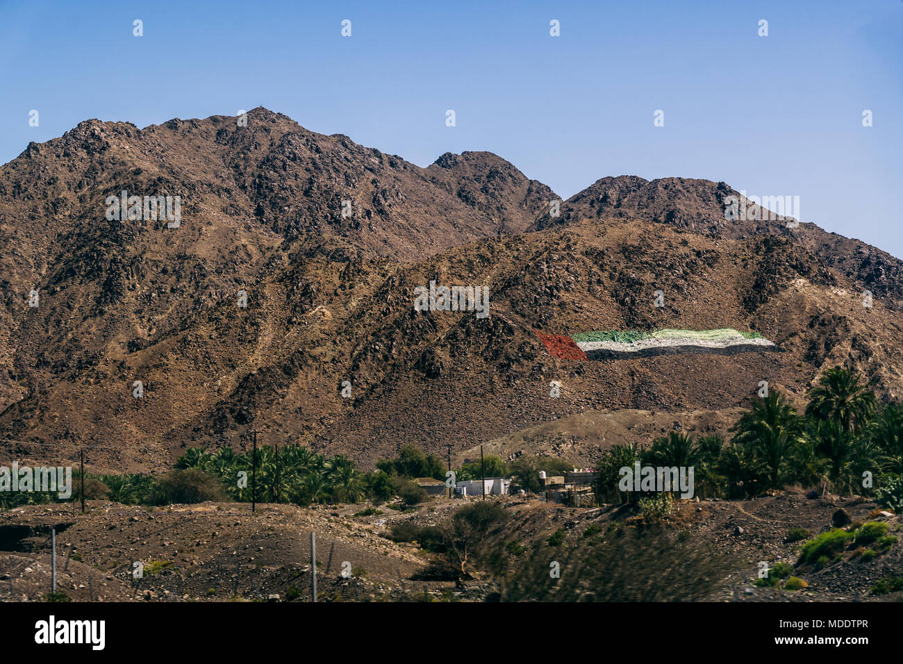 Wüste und Rocky Mountains Landschaften auf dem Weg in die Emirate Stockfoto