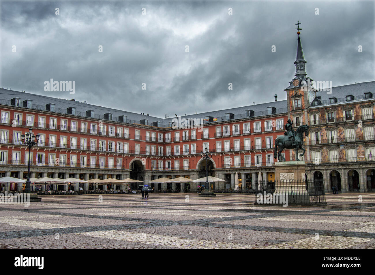 Blick von der Plaza Mayor in Madrid an einem regnerischen Tag und bewölkter Himmel. Madrid. Spanien. Stockfoto