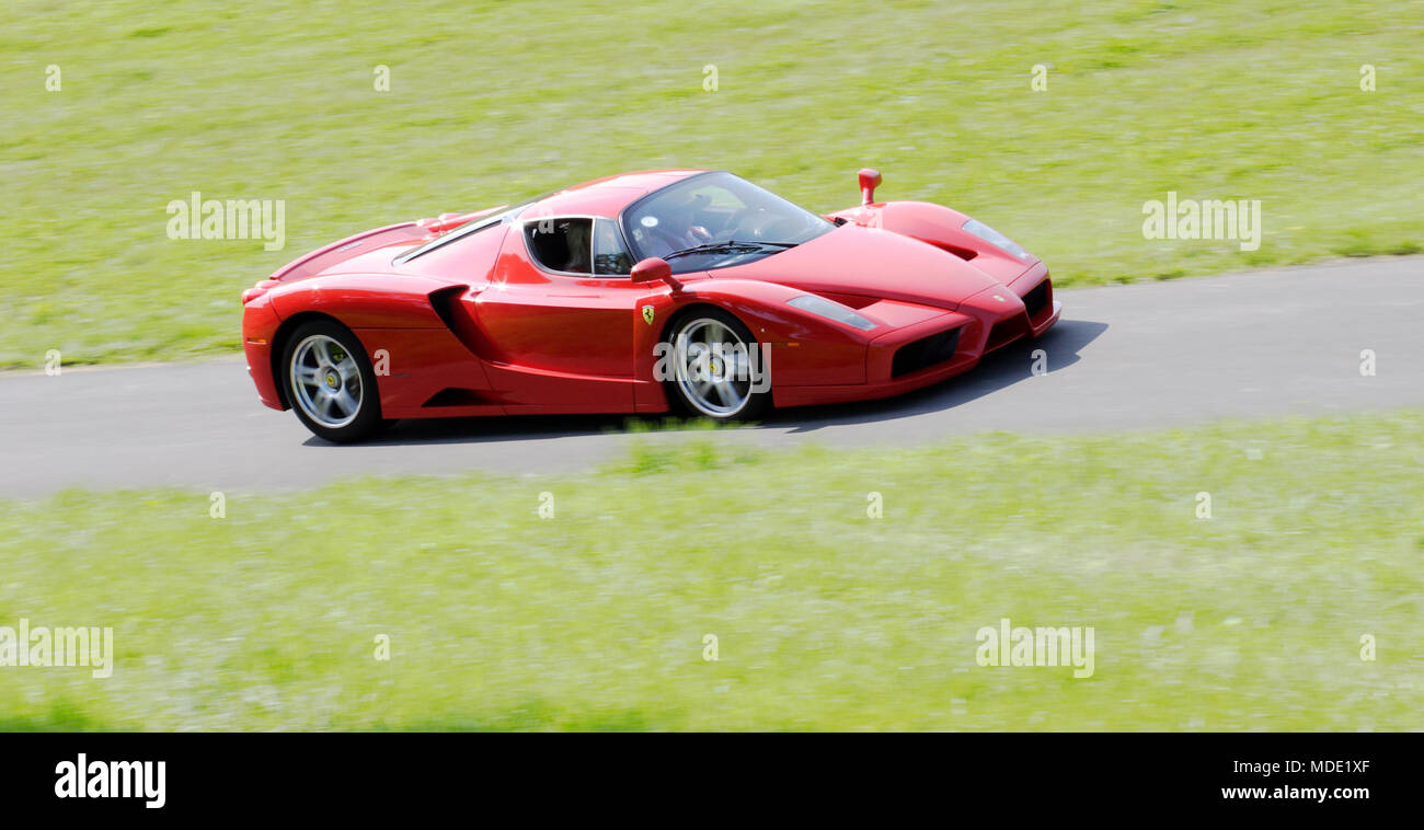 Atemberaubenden roten Ferrari Enzo Mittelmotor-sportwagen V12 hyper Auto fahren, schnell Stockfoto