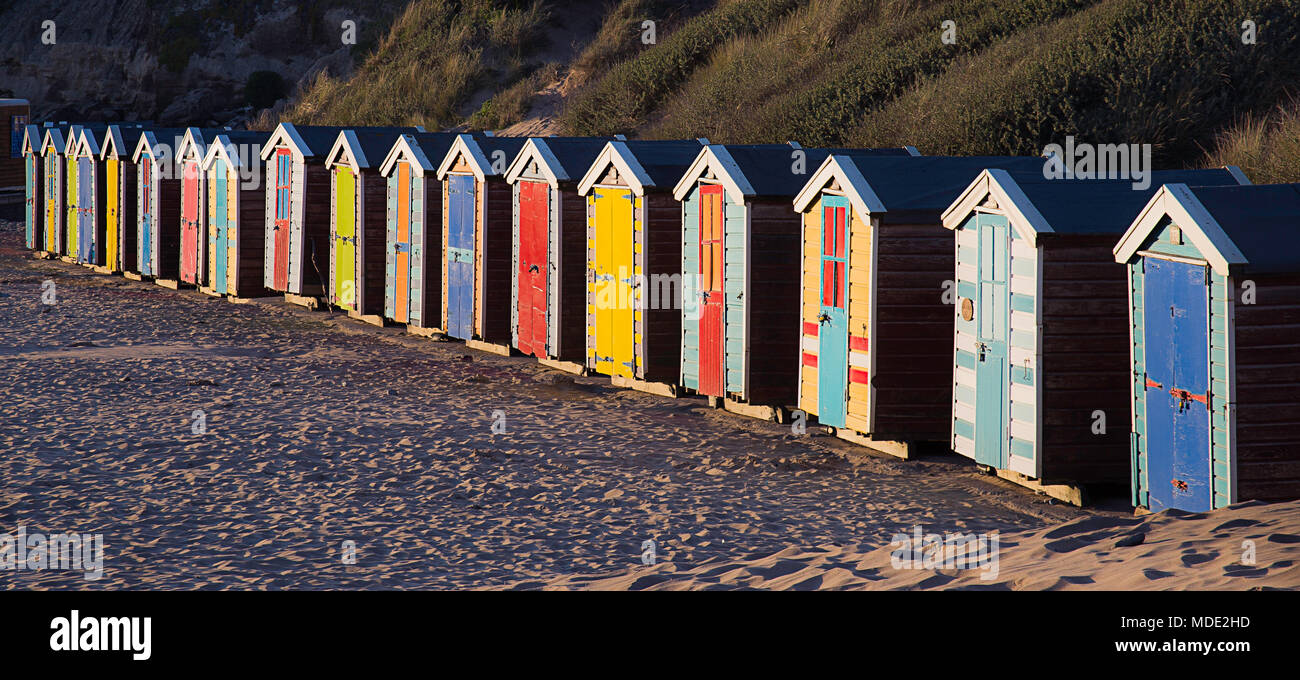 Umkleidekabinen am Strand entlang der Küste Stockfoto