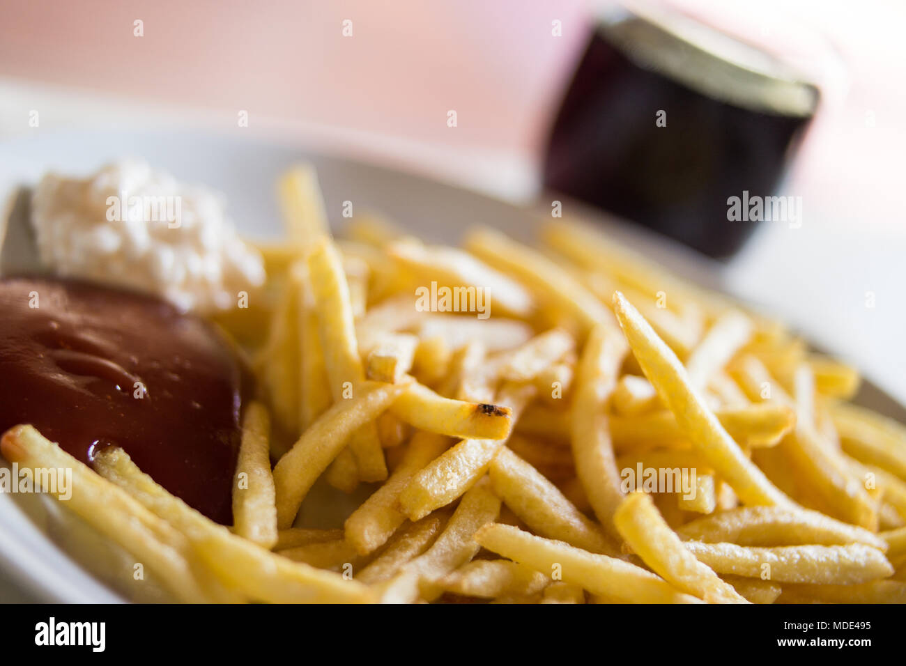 Frisch gebratenen Pommes Frites mit Ketchup und Mayonnaise/Kartoffeln Stockfoto