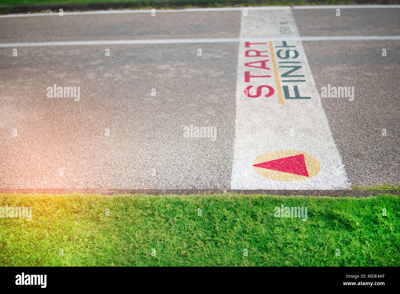 Die lackierten Start/Ziel Linie quer über den Weg in den Park. Stockfoto