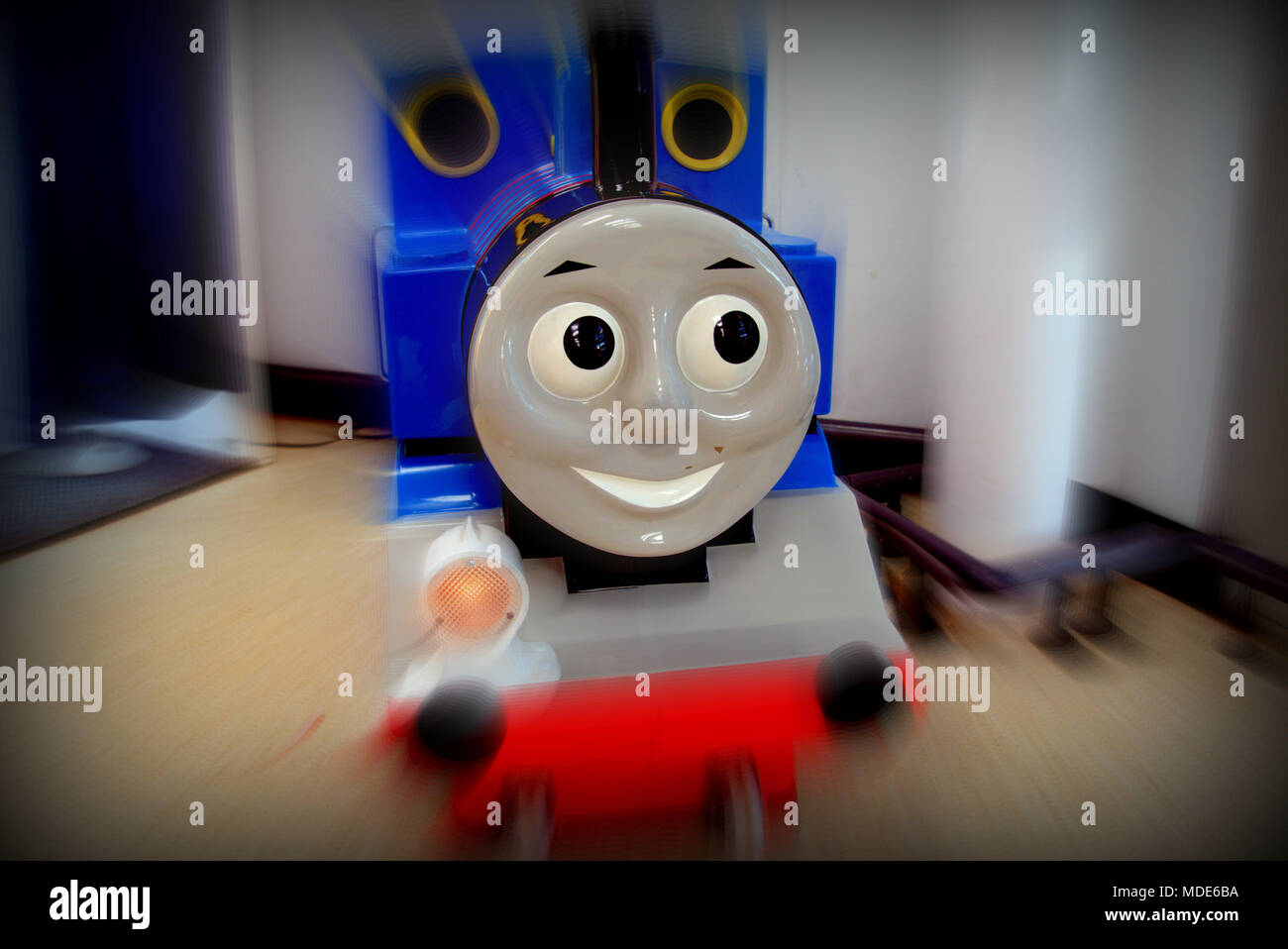 Thomas the Tank engine Comicfigur als Kinder Fahrt mit Motion Blur close up Toy lächelt glücklich mit niemand Platz kopieren Stockfoto