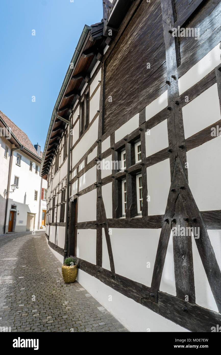 Typische Fachwerk Haus Architektur aus dem Mittelalter im idyllischen Schweizer Dorf Wilderswil Stockfoto
