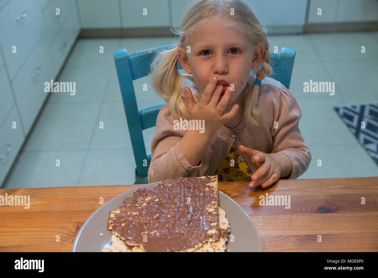 Porträt eines jungen Mädchens von fünf isst Matzo mit Schokolade verteilt Während des Pessach Modell Release verfügbar Stockfoto
