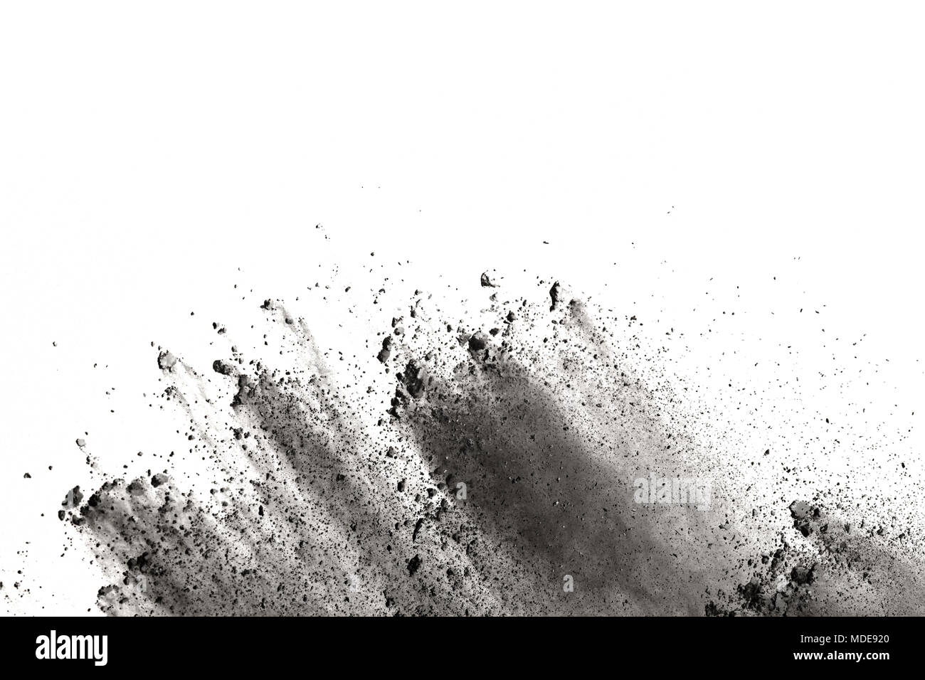 Schwarzes Pulver Explosion gegen den weißen Hintergrund. Die Partikel von Kohle auf weißem Hintergrund spritzte. Nahaufnahme des schwarzen Staubpartikel isol explodieren Stockfoto