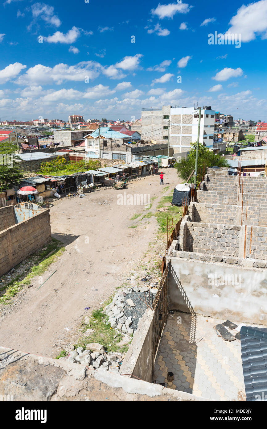 Nairobi Vororten Straßenansicht im Stadtteil Dionysis, Kenia mit den typischen kleinen Läden an der Kreuzung. Stockfoto