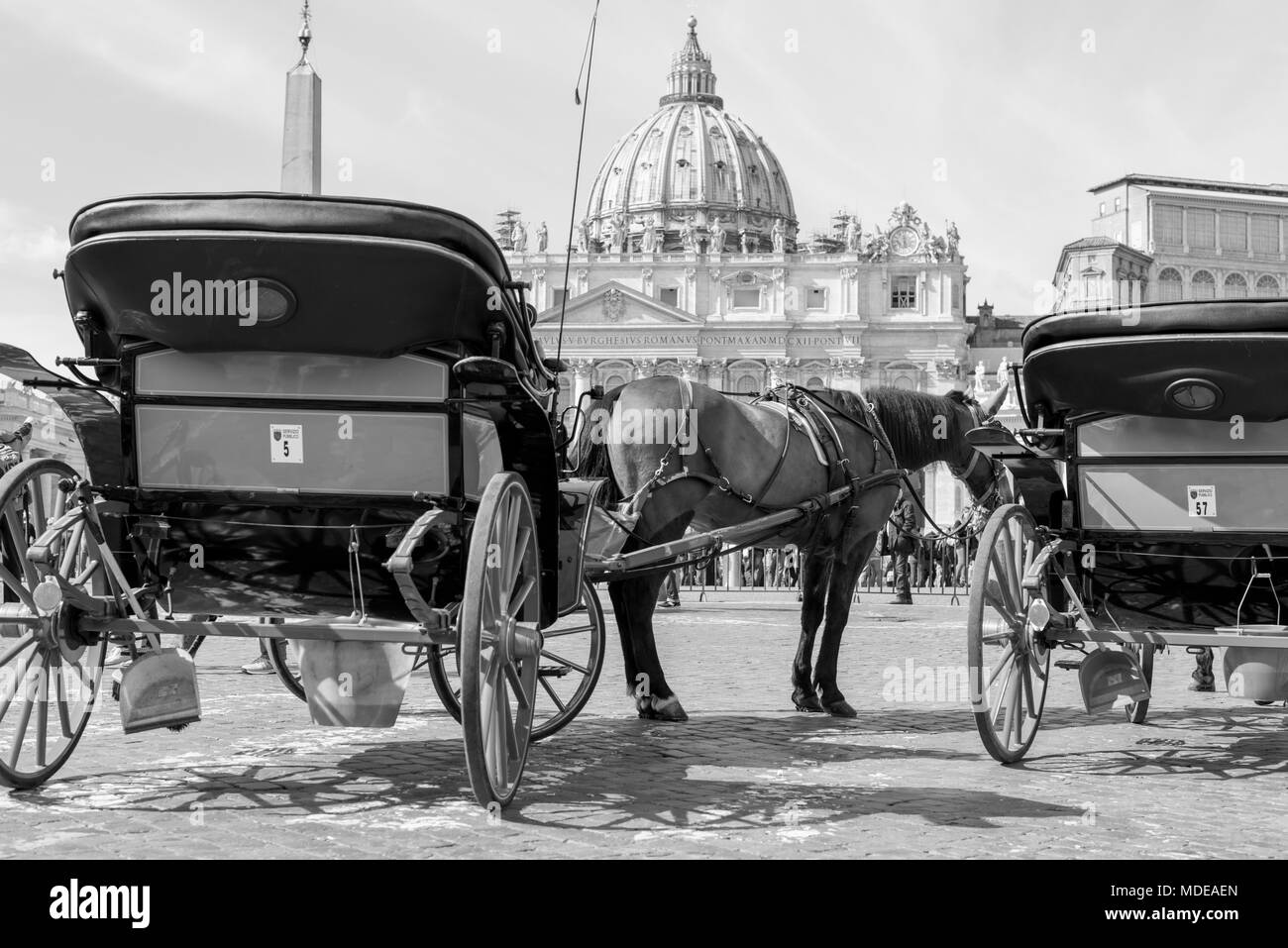 Vatikanstadt, März 08, 2018: Schwarz/Weiß Bild von zwei Wagen vor der Basilika San Pietro in Vaticano Ort. Stockfoto