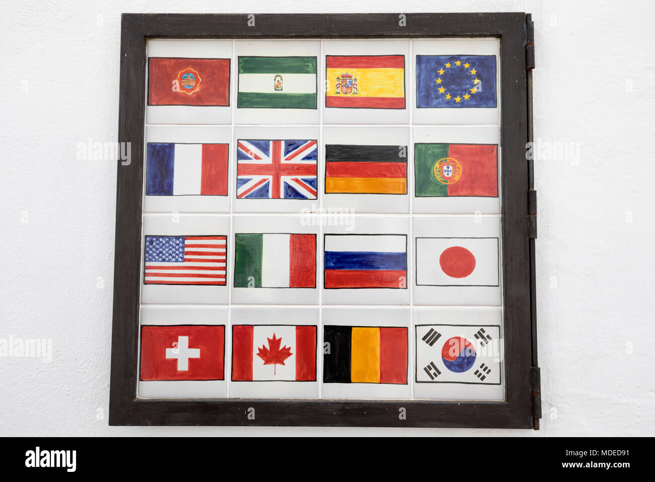 Nationale Flaggen auf keramischen Wandfliesen, Cordoba, Andalusien, Spanien, Europa Stockfoto