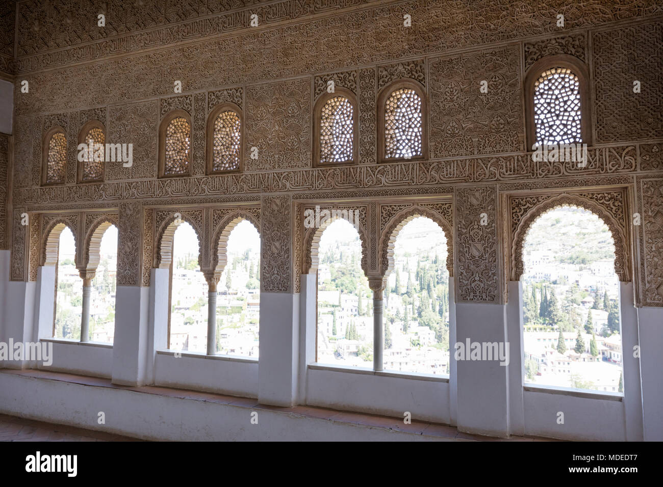 Islamischen Stil Fenster mit Blick über Granada im Palacios Nazaries, Alhambra, Granada, Andalusien, Spanien, Europa Stockfoto