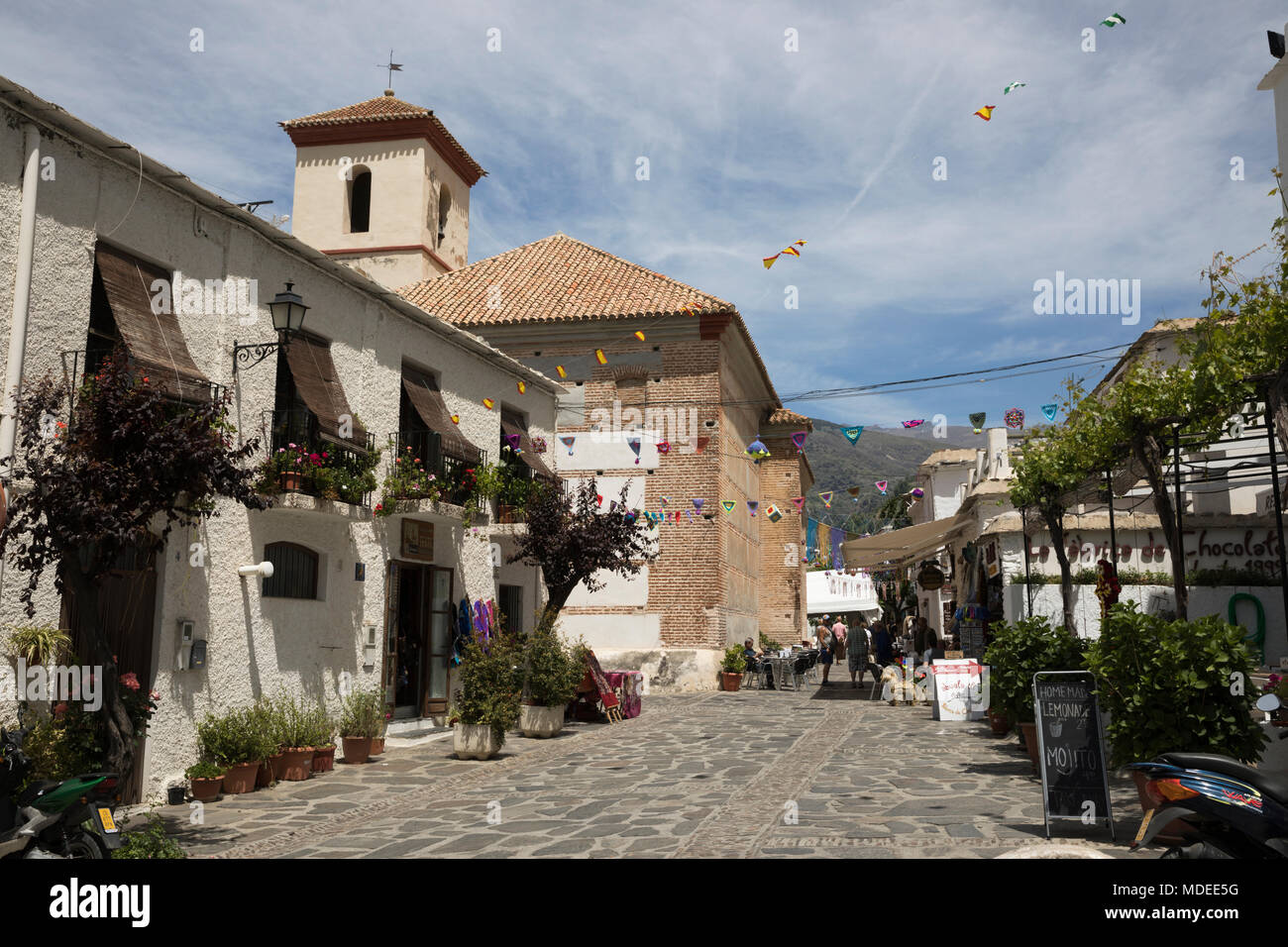Blick auf die Straße am Weißen Berg Dorf Pampaneira, Sierra Nevada Nationalpark, Alpujarras, Provinz Granada, Andalusien, Spanien, Europa Stockfoto
