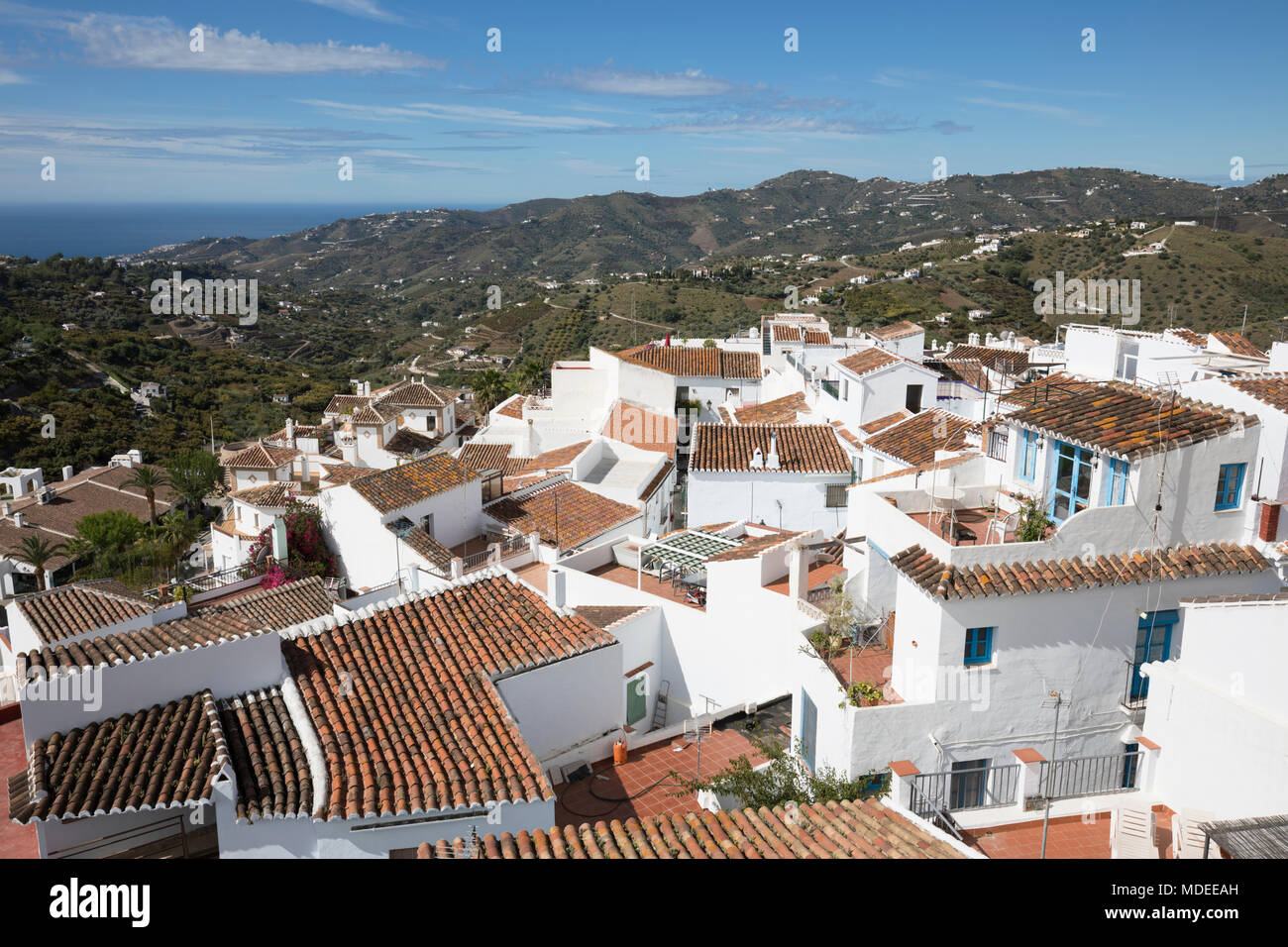 Blick auf weißen andalusischen Dorfes mit Blick auf die Berge und das Meer, Frigiliana, Provinz Malaga, Costa del Sol, Andalusien, Spanien, Europa Stockfoto