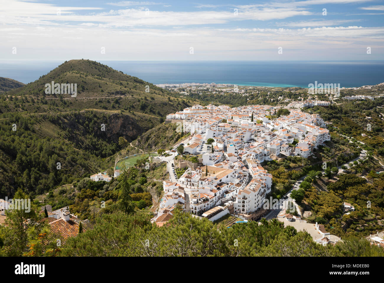 Blick auf weißen andalusischen Dorf mit Blick auf das Meer, Frigiliana, Provinz Malaga, Costa del Sol, Andalusien, Spanien, Europa Stockfoto